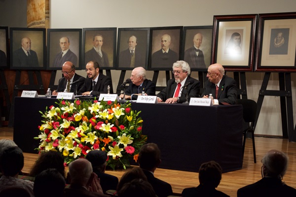 Alejandro Higashi leyó su discurso de ingreso en Bellas Artes