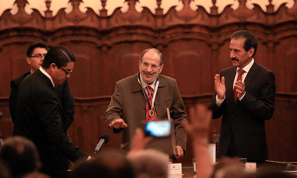 Medalla Francisco Javier Clavijero a Raúl Dorra, miembro correspondiente