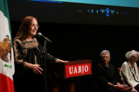 Julieta Fierro recibió el doctorado honoris causa de la Universidad Autónoma Benito Juárez de Oaxaca