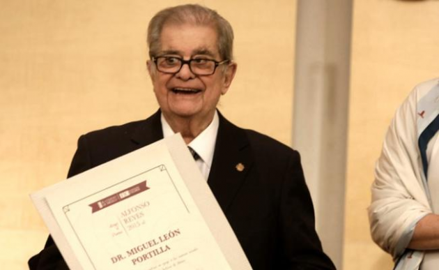Miguel León Portilla recibe premio 'Alfonso Reyes'