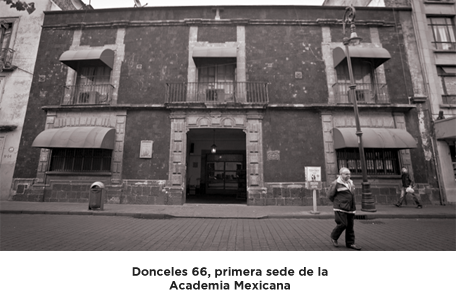 Fotografía de la fachada del edificio Donceles 66, primera sede de la Academia Mexicana.